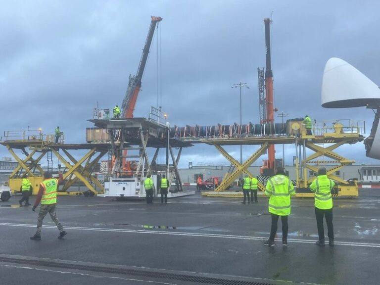 Not your everyday piece of cargo: 20m-long pipe at PIK